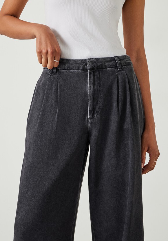 Lya Pleated Wide Leg Jeans